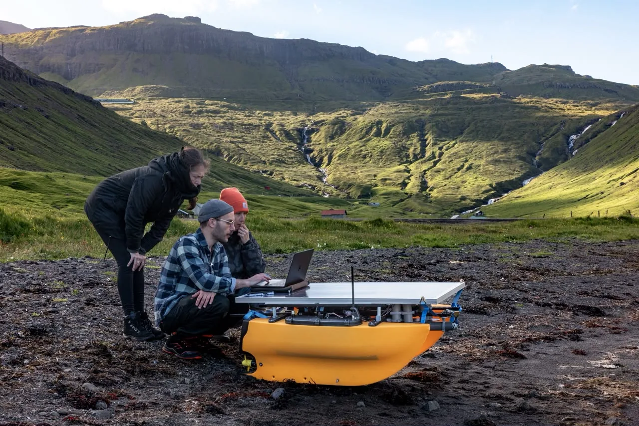 L'équipe BIUTOPIC configure HYDRO-01 sur un ordinateur portable, dans une vallée des îles Féroé