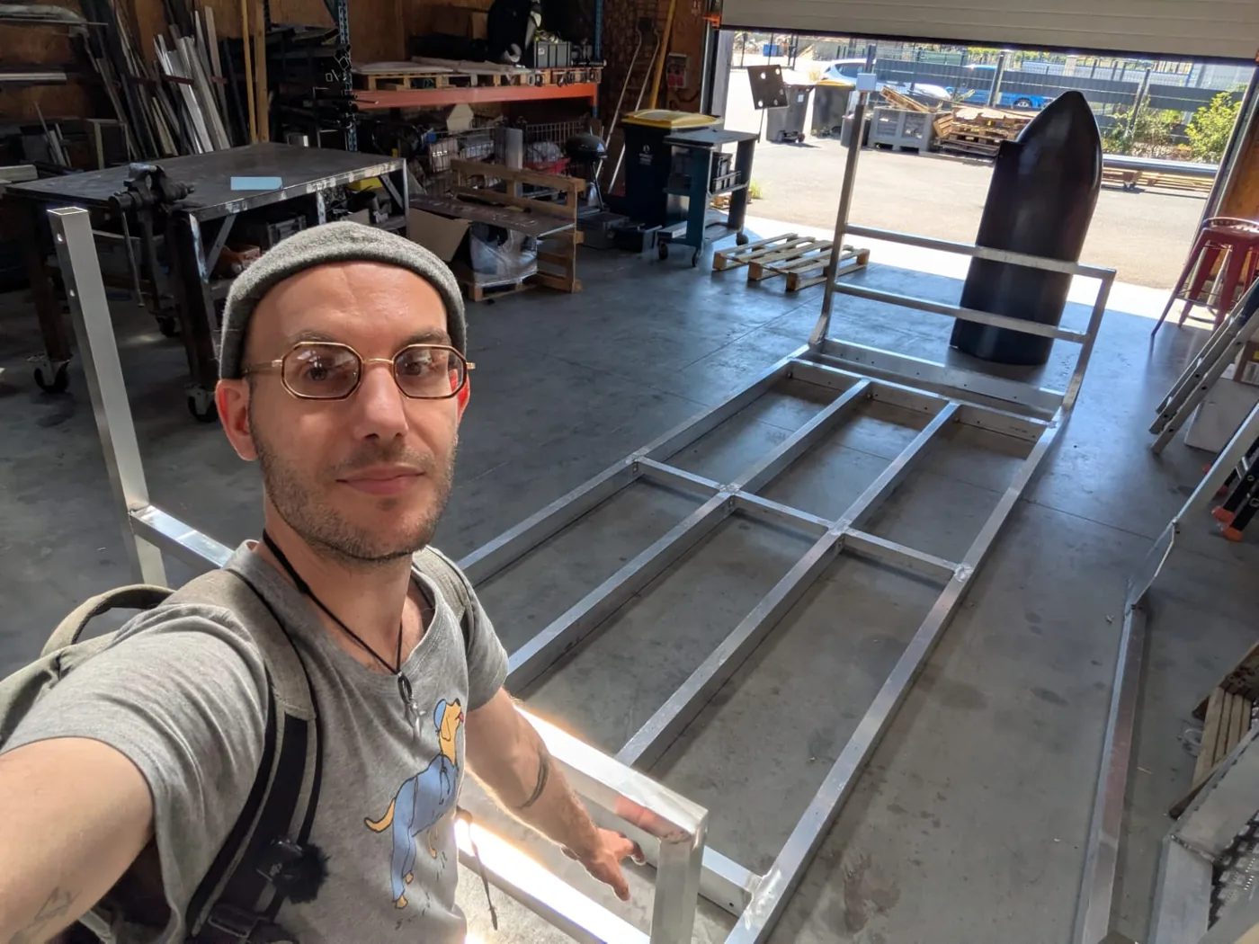 Elven devant le châssis aluminium d'EXO-01 en assemblage dans l'atelier de La Mutine