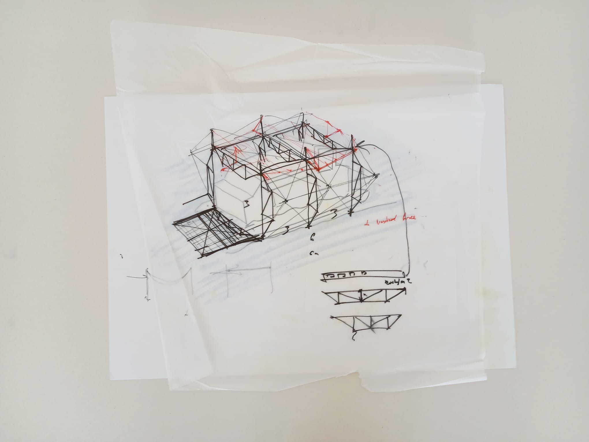 Croquis isométrique de l'exosquelette sur calque — triangulation structurelle et points de connexion annotés en rouge
