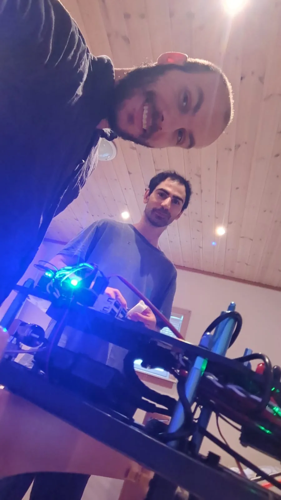 David et Arpi en plein montage électronique du prototype HYDRO-01, dans l'atelier