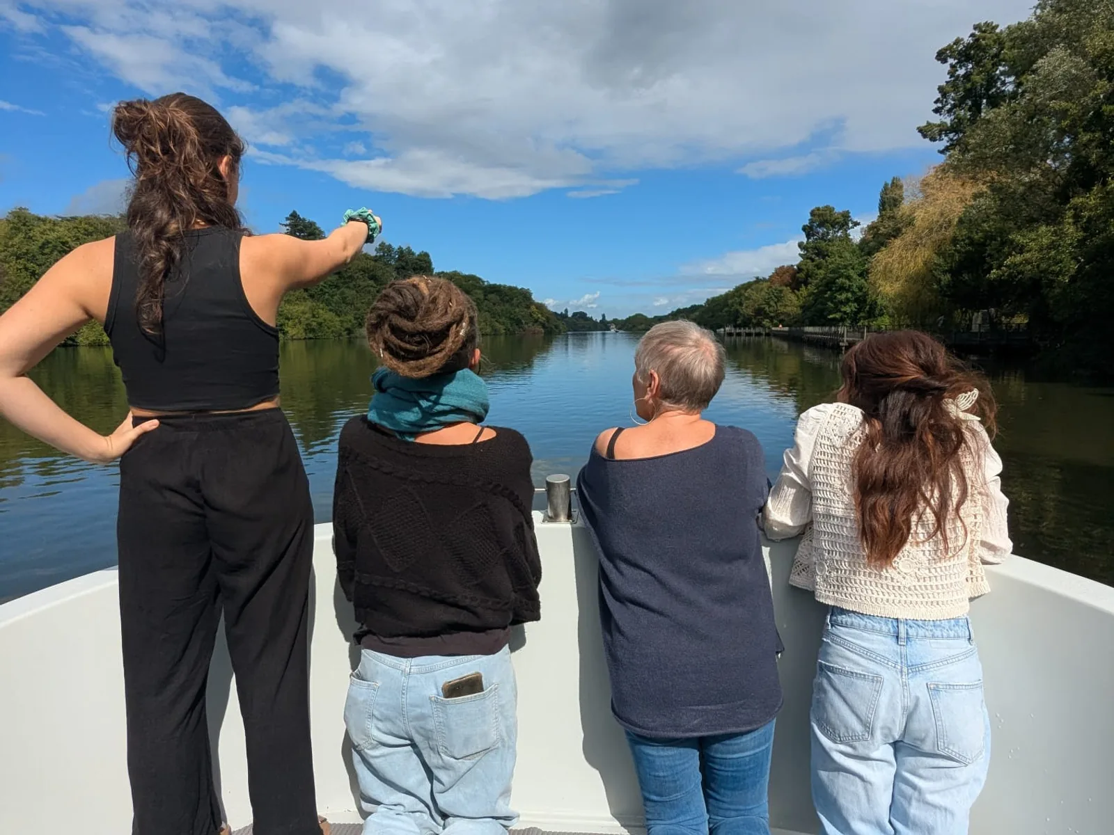 L'Hydronaute, péniche équipée d'un exosquelette solaire-électrique, amarré sur l'Erdre à Nantes.